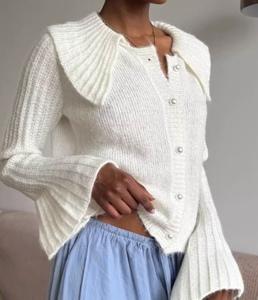 เสื้อคาร์ดิแกนไหมพรมพรีเมียมทรงเข้ารูปสำหรับผู้หญิง คอลเลคชั่นใหม่ประจำฤดูใบไม้ร่วง พร้อมกระดุมโลหะ ดีไซน์ทันสมัย - Product Image 3