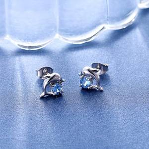 Orecchini a Perno Coreani con Mini Delfino in Zircone, Gioielli Delicati per Donne - Product Image 4