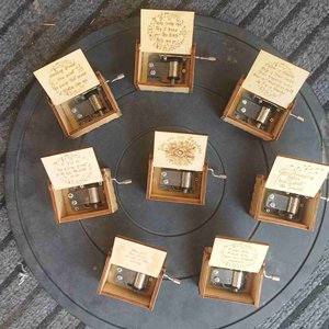 Caja de Música de Madera con Manivela, Diseño Religioso, Regalo Promocional, Stock de Fábrica - Product Image 2