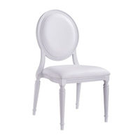 Chaises de restaurant empilables blanches Louis avec coussins crème pour la restauration, les banquets ou les mariages, idéales pour les parcs