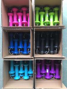 Manija de puerta con resorte estándar y aislamiento para cercas eléctricas - Pestillo de puerta agrícola de alta resistencia y retorno automático - Product Image 5