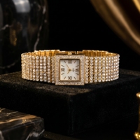 Montre Femme Luxe Or Doré avec Bracelet Tennis Entièrement Sertie de Diamants et Strass, Cadran Rectangulaire en Nacre et Quartz Cristal