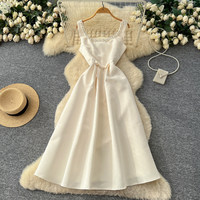 Robe de soirée élégante haute couture ornée, col carré, bretelles spaghetti, coupe moulante amincissante à la taille