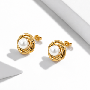 Boucles d'oreilles clous en acier inoxydable plaqué or 14 carats par électrolyse sous vide, motif nœud entrelacé, imitation perle, 16 mm - Product Image 1