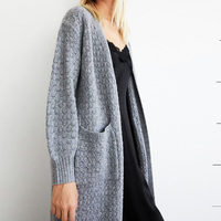 Cardigan long pour femme en tricot popcorn tendance style 'Coastal Grandma', texture bulle, coupe oversize, avec poches