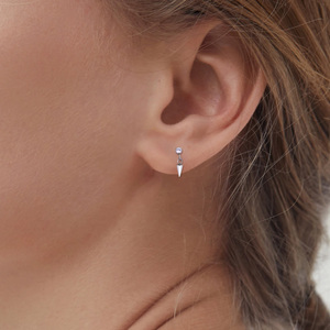 Pendientes de titanio chapados en oro ASTM-F136 Getta Gaby con cadena colgante, rosca interna y circonita para perforación de oreja tipo labret. - Product Image 6