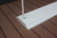 Support de bannière télescopique pliable en fer robuste avec base en métal de drapeaux en polyester blanc pour promotions et fêtes en plein air