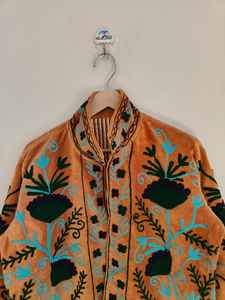 Chaqueta Bomber de Manga Corta Reversible Bordada Suzani de Terciopelo Hecha a Mano, Ecológica, para Mujer, Estilo Bohemio, Étnico, Arte Popular de Invierno - Product Image 2