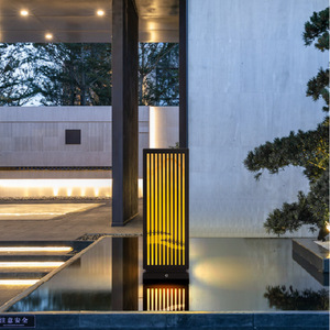 Linterna alimentada por energía solar Luz de rejilla de metal resistente al agua Gran patio solar Lámpara de pie para exteriores para jardín - Product Image 2