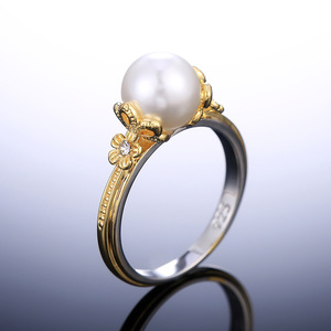 Anello F455 con Perla, Argento 925, Perla Bianca Rotonda AAA, Design a Fiore, per Cocktail e Matrimonio, Montatura a Griffe - Product Image 2
