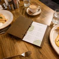 Couvertures de menu en contreplaqué A4 A5 A6 personnalisées avec charnières en métal Dossiers de menu gravés de restaurant Couverture de menu en bois Classeur à anneaux