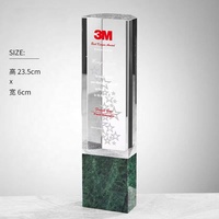 Prix du trophée en marbre de cristal d'obélisque de triangle de haute qualité Conception durable populaire pour les récompenses de souvenirs de remise des diplômes