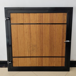 Cửa sổ chuồng ngựa tre bền với vỉ nướng thép V nặng và mở bản lề ổn định cho trang trại ngựa an toàn hơn - Product Image 1