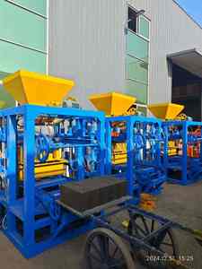 Máquina De Fabricación De Briques Entierement Semi-automatique En Stock, Máquina De Formage De Blocs De Ciment, Máquina De Formation De Bliques De Entierement Semi-automatique, En El/La/s De La máquina De Fabrication De Bliques En - Product Image 2