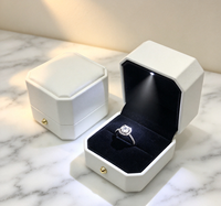 Boîte carrée en PU blanc mat haut de gamme, faite à la main, avec fermeture magnétique, doublure en velours noir, couvercle rabattable, éclairage LED intégré
