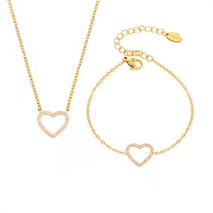 Ensemble de bijoux délicats pour femmes, collier et bracelet en acier inoxydable plaqué or avec pendentif cœur en zircon - Product Image 4
