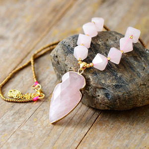 Collier en perles de rocaille avec pendentif flèche en quartz rose, bijoux de mode pour femme, cadeau, alliage de zinc, breloque cœur couleur Vénus, origine Yiwu - Product Image 3