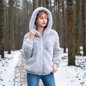 Giacca Invernale da Donna Personalizzata Taglie Forti 2026 in Pelliccia Sintetica Caldo Cappotto con Cappuccio Prezzo di Fabbrica da Shenzhen Lily Cheng - Product Image 2