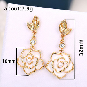 Orecchini a Perno con Fiore di Camelia in Stile Francese, Gioielli Floreali Chic a Forma di Foglia per Donna, Accessorio Regalo per Uso Quotidiano e Feste - Product Image 5
