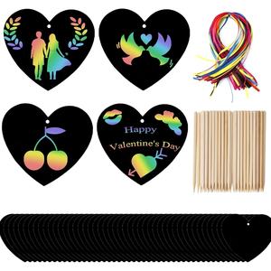 Набор для творчества Naturahand: 50 листов радужной скретч-бумаги, 10 деревянных стержней для скретч-арта и 50 красных ниток - Product Image 1