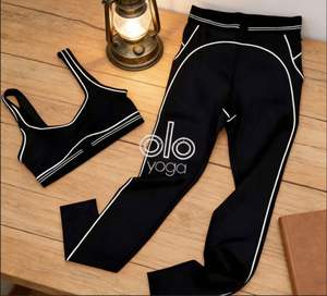 ชุดออกกำลังกายแฟชั่นผู้หญิงแบบสองชิ้น เสื้อกล้ามโยคะดีไซน์เนอร์ บราออกกำลังกาย กางเกงเลกกิ้งเอวสูง ชุดกีฬาผ้าสเตรช ชุดฟิตเนสสำหรับออกกำลังกายในยิม - Product Image 1