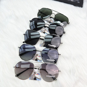 نظارات شمسية فاخرة للطيارين بعدسات مستقطبة UV400 بألوان مختلطة وتصاميم عشوائية من لاكي للبيع بالجملة - Product Image 5