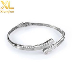 Accesorios para Mujer, Joyería Única de Acero Inoxidable 316L, Brazaletes Versátiles con Baño de Oro y Circonitas, Resistentes al Deslustre - Product Image 1