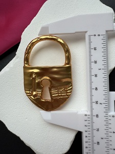 Broche con Forma de Candado Tridimensional, Chapado en Latón con Oro de 24K, con Patrón de Columna de París en Relieve en la Superficie - Product Image 5