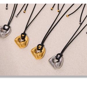 Collar de Acero de Titanio con Diseño Curvo y Cadena Ajustable de Cuero con Baño de Oro Real de 18K - Product Image 5