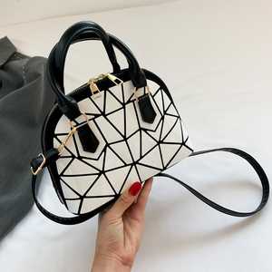 Nouveauté : Sac à main chic et élégant pour femme, style vintage, avec deux sangles et chaînes, design minimaliste, texture matelassée distinctive - Product Image 2