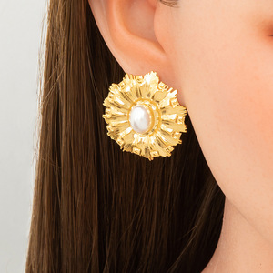 Boucles d'oreilles tendance plaquées or 18 carats en alliage de zinc, motifs fleur, étoile de mer, perle, tournesol, simples et polyvalentes - Product Image 2