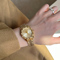 Montre à quartz personnalisée OEM avec bracelet en acier inoxydable, lunette ronde vintage sertie de diamants, élégante, luxueuse et raffinée pour les occasions professionnelles