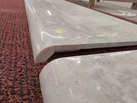 Marbre gris clair, taille personnalisée en formes courbes, panneaux muraux en marbre courbé sans joint pour les murs des halls d'hôtel