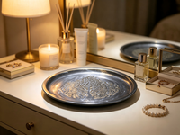 Plateau de service en métal gris avec motif d'arbre en relief, détails dorés et argentés brossés, plateau de luxe pour la présentation de bougies et de bijoux
