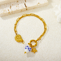 Bracelet tendance et mignon sur le thème de l'océan en forme de cœur en acier inoxydable avec des perles en céramique et une chaîne plaquée or 18 carats pour femmes