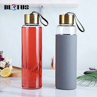 Vente en gros de bouteilles d'eau réutilisables 1L personnalisées mignonnes isolées en verre borilicate transparent pour la salle de sport et le sport avec manchon en silicone