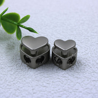 Placage brillant en forme de coeur deux trous corde réglable cordon de verrouillage élastique cordon de serrage fin de cordon pour vêtements vêtement