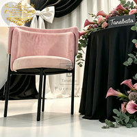 Chaises de banquet de mariage modernes en gros avec revêtement en velours rose et structure en acier inoxydable noir pour événements de restauration en extérieur