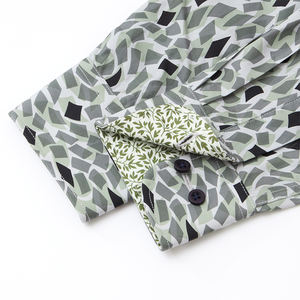 เสื้อเชิ้ตผู้ชายทรงทันสมัย กระดุมแถวเดียว สไตล์ลำลองสำหรับฤดูใบไม้ร่วง ผลิตจากผ้าฝ้ายป๊อปลิน 100% พิมพ์ลายดิจิทัล เป็นมิตรต่อสิ่งแวดล้อม ปกเสื้อแบบพับได้ - Product Image 5