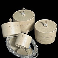 Caja de Regalo Redonda Beige de Lujo con Asa de Perlas, Caja de Embalaje Cilíndrica con Logotipo Personalizado en Relieve para Recuerdos de Boda/Damas de Honor/Fiestas