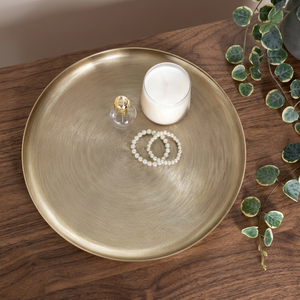 Bandeja Decorativa Redonda Moderna Chapada en Oro con Pulseras de Perlas y Portavelas - Product Image 5