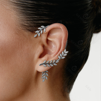 Gemnel Boucles d'oreilles clous style Ear Climber motif branche de feuille d'olivier, serties de zircon blanc pavé, en laiton plaqué or 14K, bijoux fins