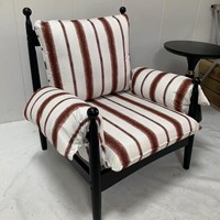 Fauteuil de salon rouge traditionnel français avec dossier design, structure en bois et revêtement en coton pour salon