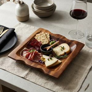 Plateau de service en bois de noyer, forme irrégulière, vaisselle en bois massif pour plateau de fromages et charcuterie, style nordique - Product Image 1