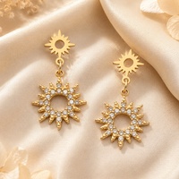 Boucles d'oreilles pendantes géométriques tendance en acier inoxydable plaqué or 18 carats avec double motif soleil
