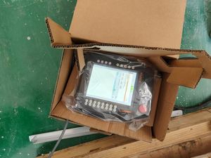 Brazo robótico KUKA KR 240 R3200 con pinza robótica CNGBS como estación de trabajo para carga y descarga de picking manual - Product Image 6