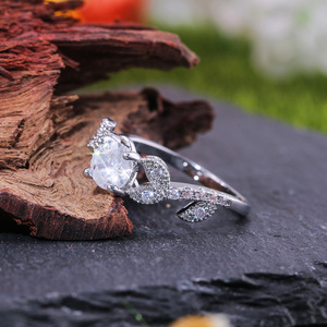Anello a Foglia d'Uva per Donne, Gioielli di Moda Scintillanti Ispirati alla Natura - Product Image 3