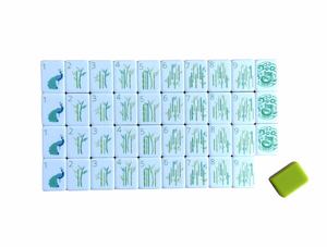 Ensembles de Mahjong de Luxe Personnalisés en Acrylique, Tuiles Gravées Vert Clair, Fabrication OEM <span class=keywords><strong>pour</strong></span> Styles Américains/Malaisiens/Taiwanais, 4 Couches - Product Image 4