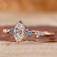 IGI-Zertifizierter Niederländischer Marquise-Schliff Labor-Diamant Verlobungsring Maßgefertigter 18K Gold Ring mit Blauen Labor-Diamanten Seitensteinen Feiner Schmuck