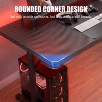 Bureau de jeu OEM avec pieds en métal en forme de T, plateau large, texture fibre de carbone, porte-gobelet et support pour casque – Poste de travail informatique